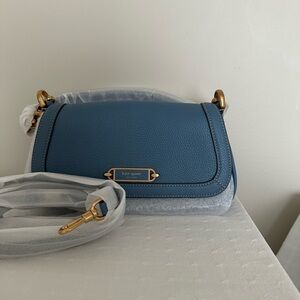 Kate Spade Blue Leather Shoulder Bag
Comes with a dust bag.